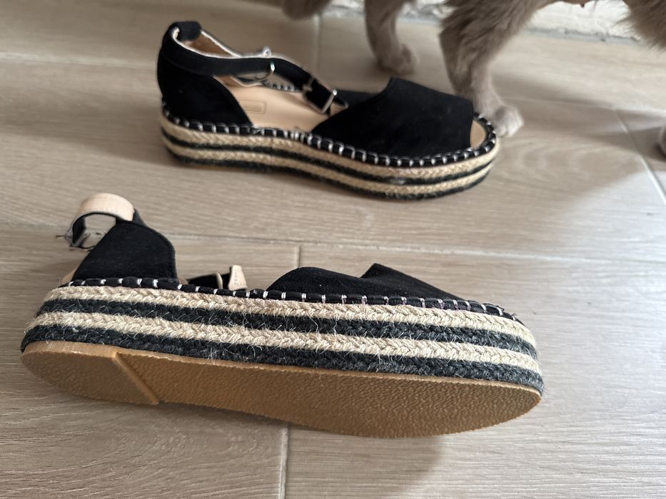 Женские босоножки