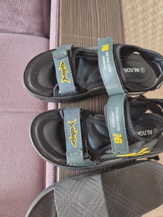 Продам сандали и шлепки