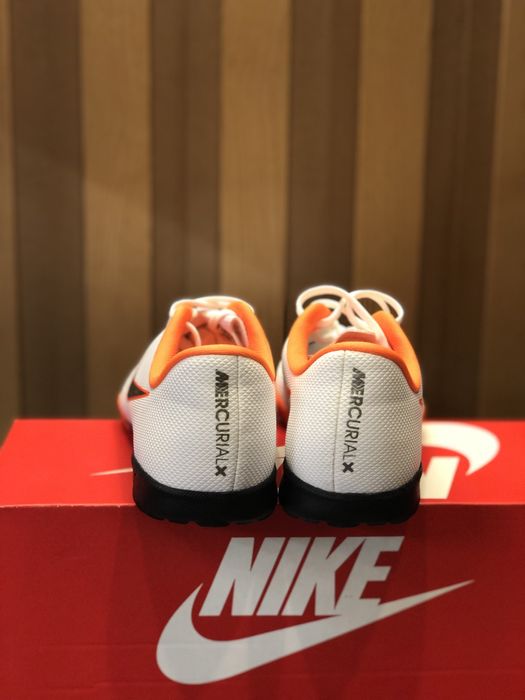 Футбольные кроссовки Nike