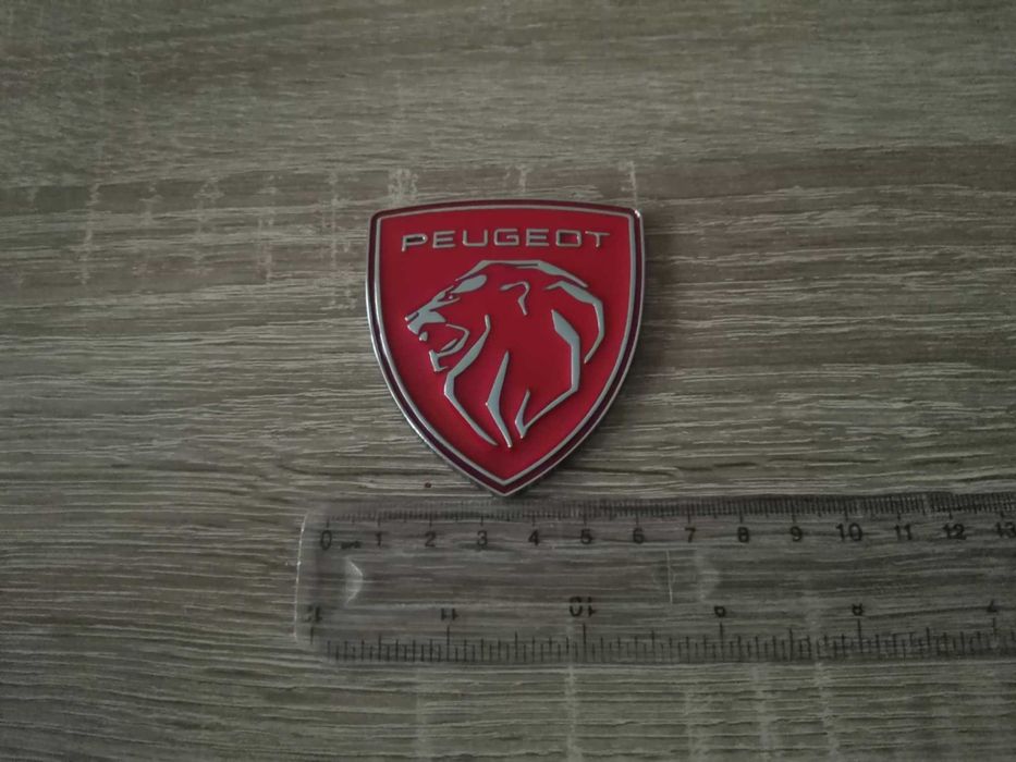 металнa емблема Peugeot червено със сребристо