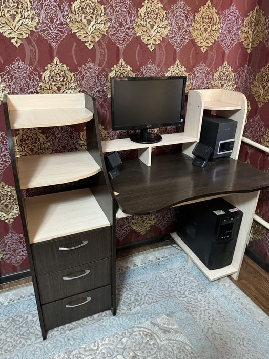 Продам б/у компютерный стол состочние хорошее