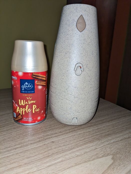 Aparat odorizant camera + rezerva Glade Warm Apple Pie