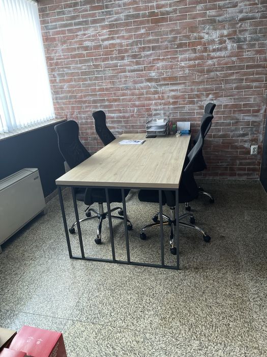 Маса и четири офис стола