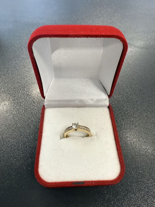 Златен/ годежен/ пръстен с диаманти