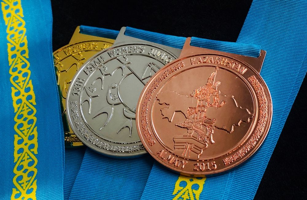 Продам комплект медалей