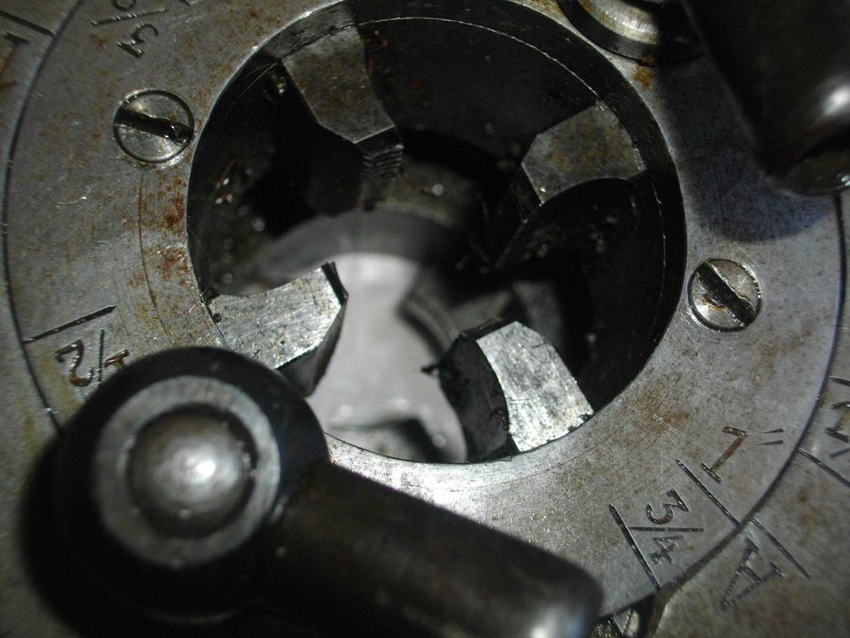 Винторезка винтонарезка плашка чешмеджийска за резби тръби 1/4"-1 1/2"