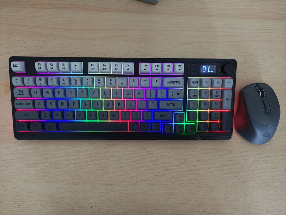Mouse și tastatură wireless iluminata cu încărcare USB C