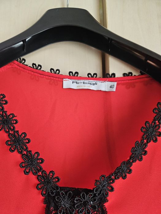 Червена блуза с оригинален ръкав