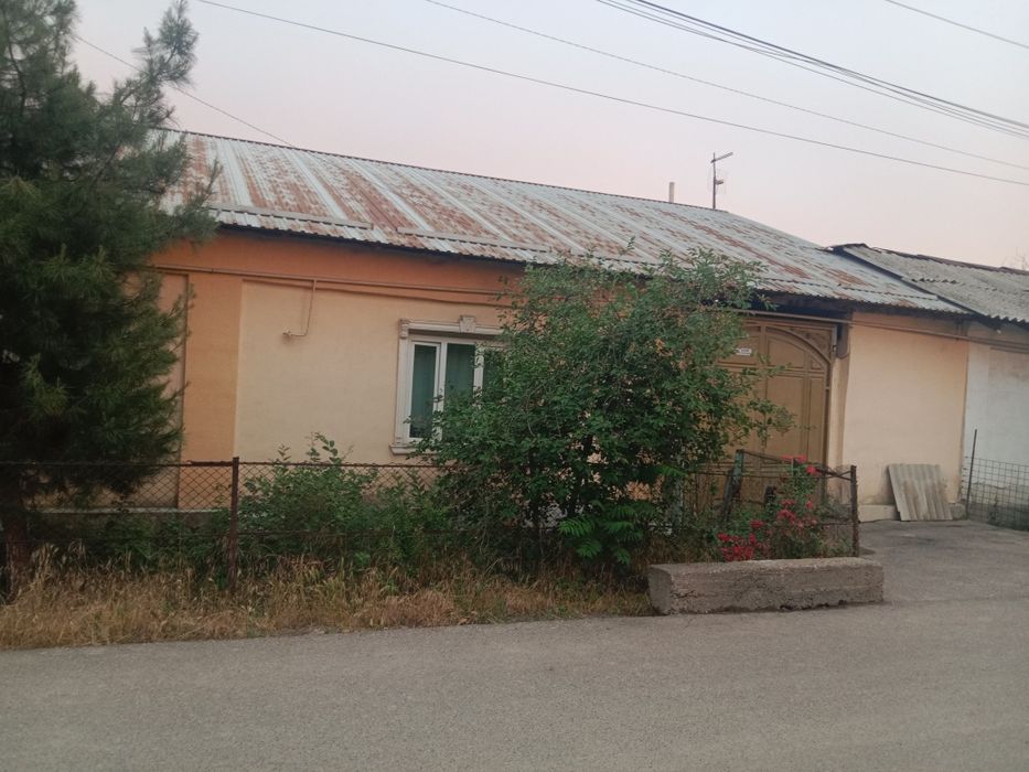 Ховли сотилади 4.5 сотиг 6 хона