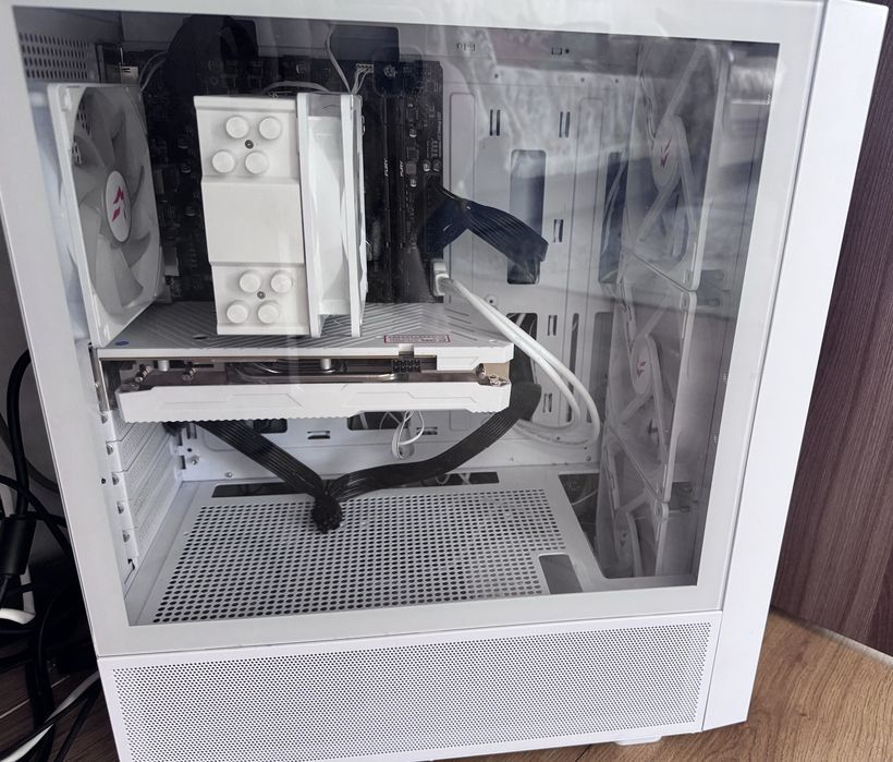 Белый игровой компьютер RX5600