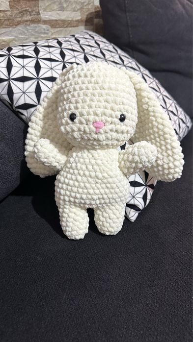 Ръчно изработени плетени зайчета- смяна на цвят и добавки налични.