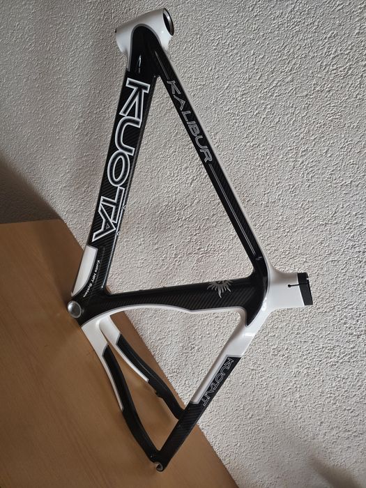 Cadru Kuota carbon-kevlar.