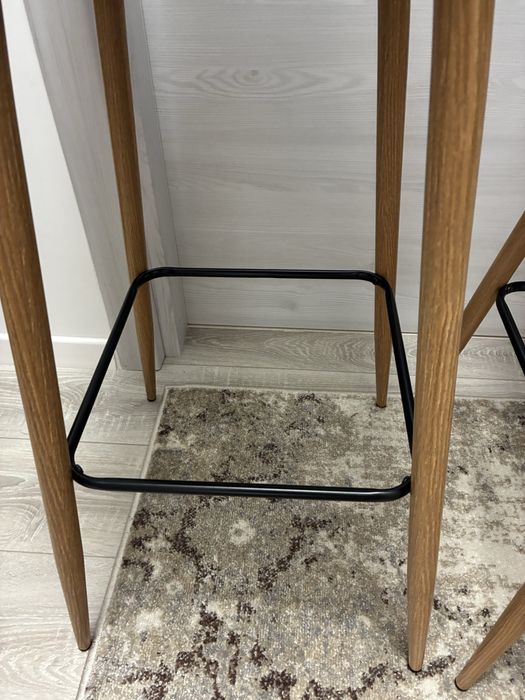 Doua scaune  bar Jysk, negru/ stejar natur, imitatie piele