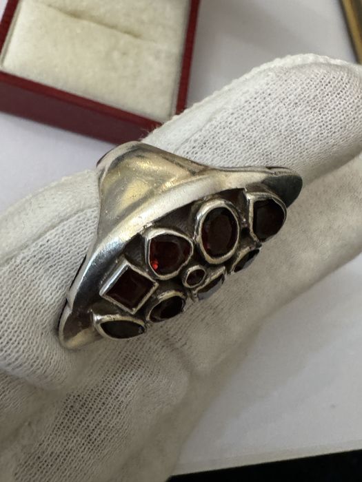 Inel vechi, argint 925, cu granate naturale.