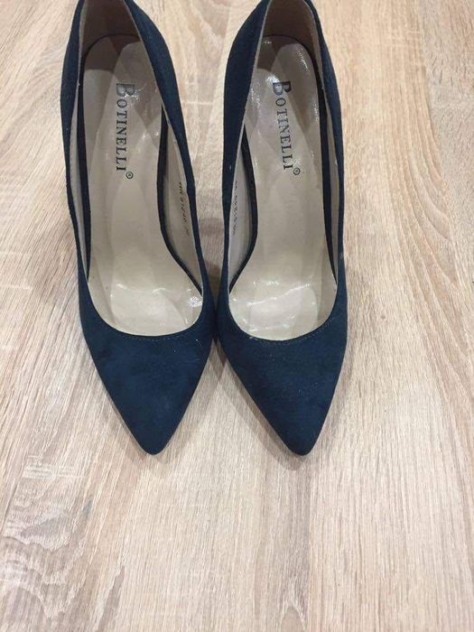 Зелени велурени обувки на ток