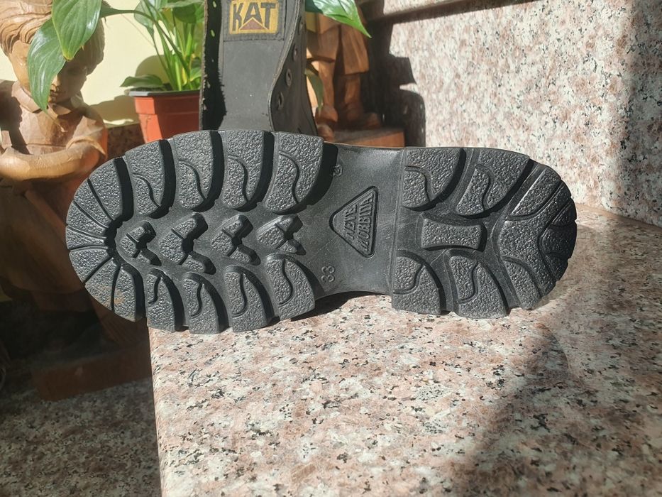 Детски затворени обувки