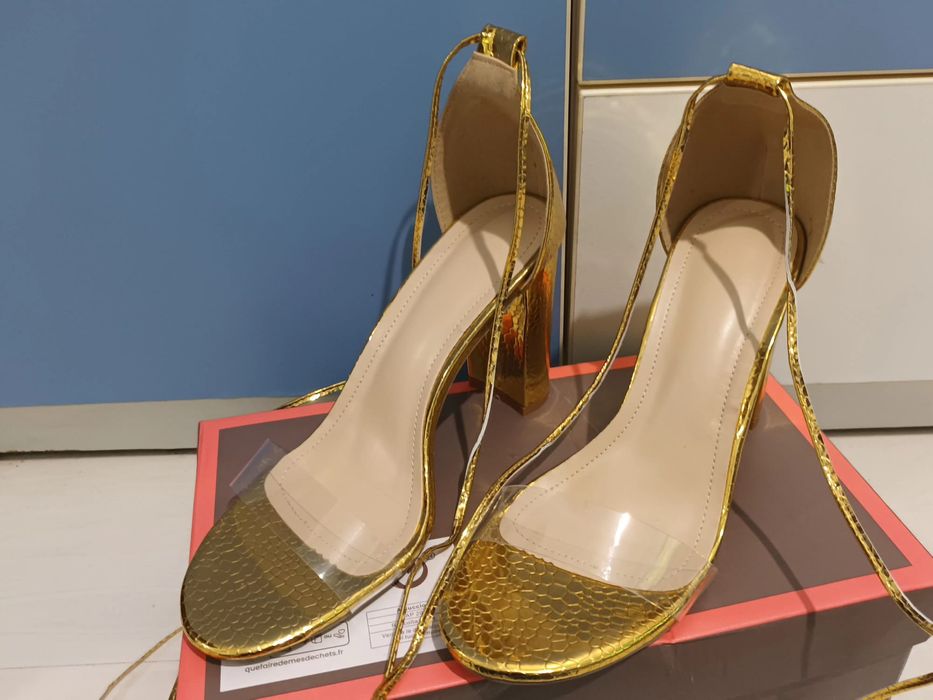 Sandale cu toc aurii