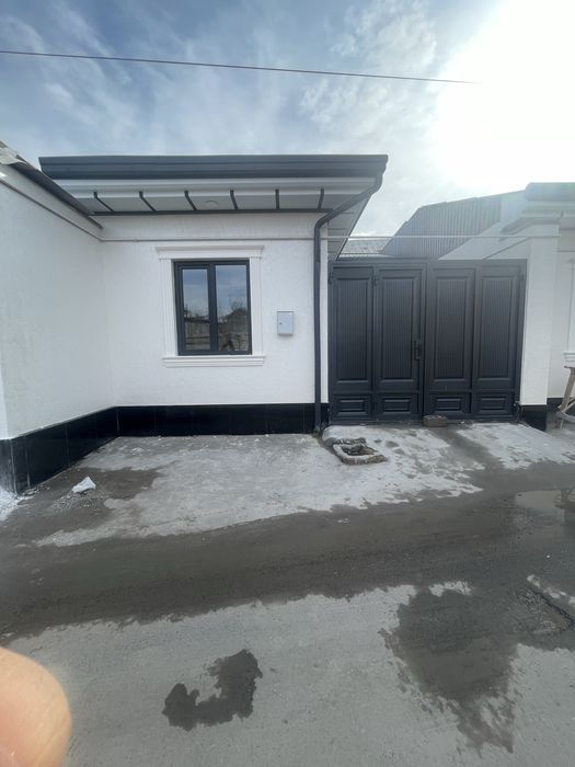 Uy sotiladi 1.2 sotix 4 xona metro 9 bekat