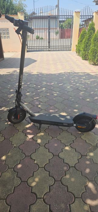 Trotineta electrica Xiaomi Electric Scooter 4 Pro Gen 2, autonomie 60 km, 25 km/h, anvelope 10 inch, negru, garantie pana in octombrie