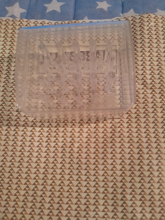 Кутии за мостри на червило от Ейвън