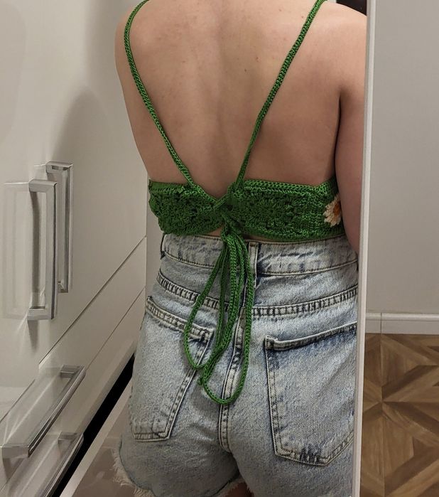 Top crosetat cu flori