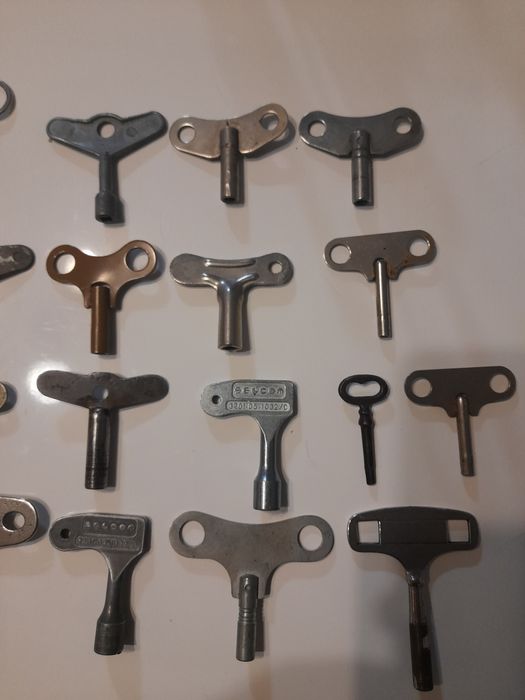 Ключове за стенни и каминни стари часовници