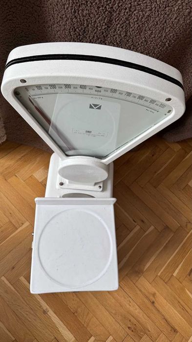 Търговска везна от времето на соца. Запазена и работеща.