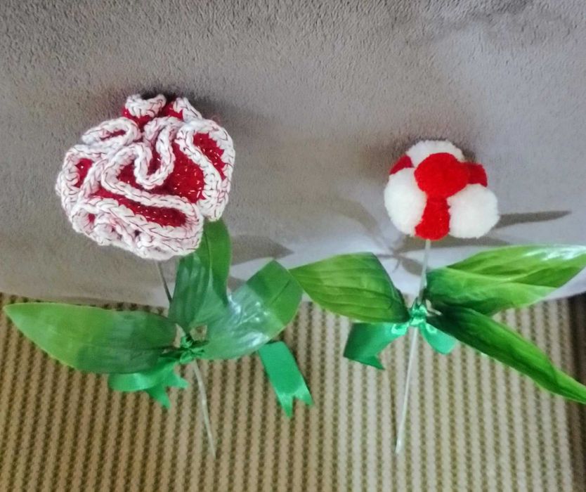 Двуцветни розички на цена  5 лв за брой.