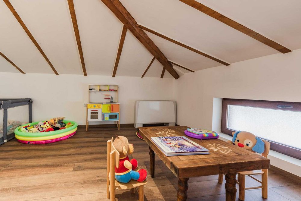 Луксозна къща с басейн, голям двор - парк, лятна веранда