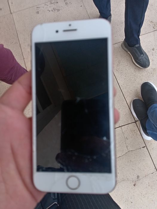 Srocna sotiladi IPhone 8 LLA