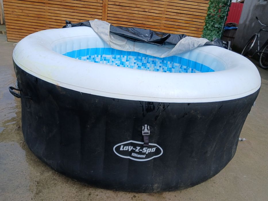 Jacuzzi gonflabil cu hidromasaj si incalzire