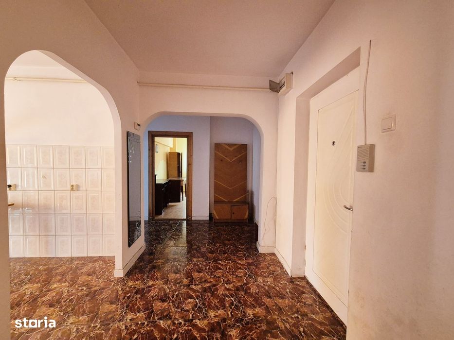 Apartament cu 3 camere, etaj 1, decomandat, zona 1 Mai