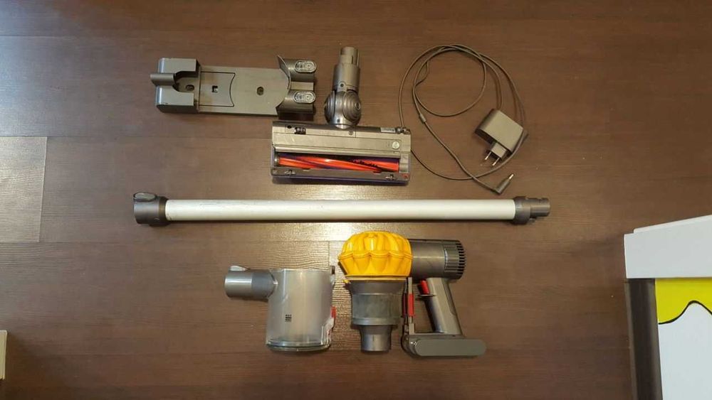 Aspirator tip matura electrica, fara fir, Dyson V6 faci toata casa fara efort