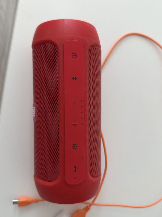 Колонка JBL с зарядным устройством