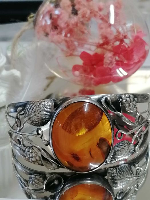 Масивна сребърна гривна с кехлибар