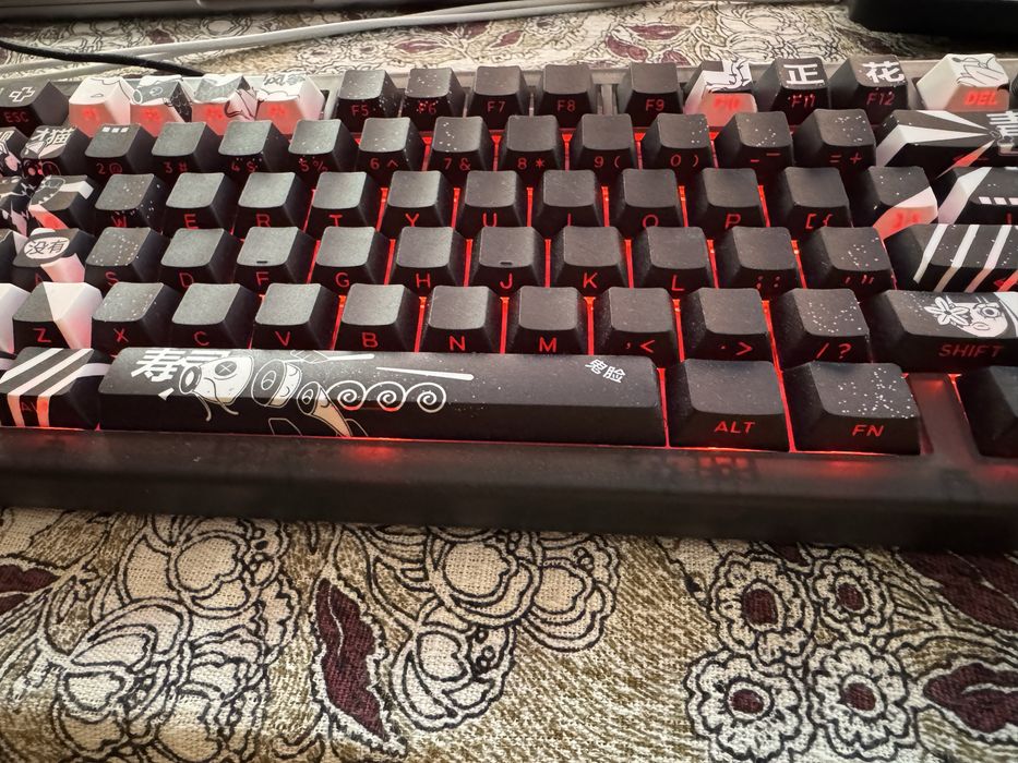 Tastatura qwertykey qk75 he momo