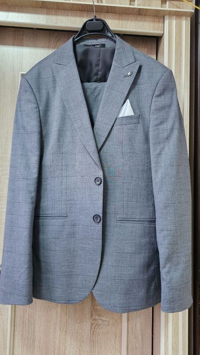 Продается комплект классической одежды.