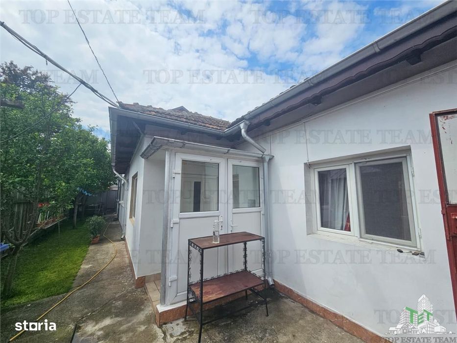 Casa la curte cu garaj dublu langa Padurea Rosu