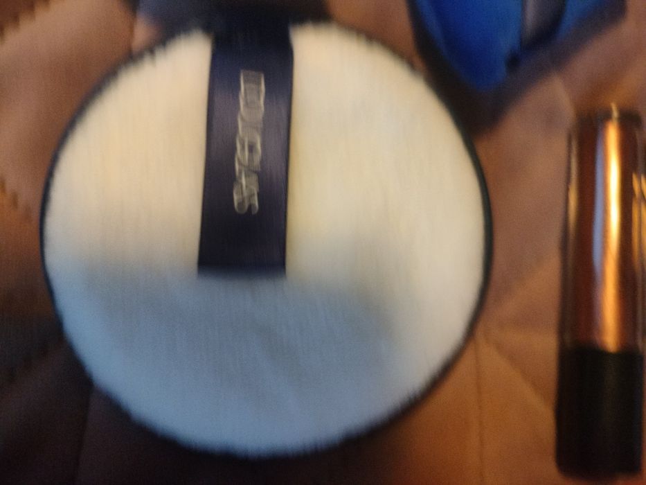 Козметичен сет DOUGLAS: гланц, сенки, гъбички, четка, кърпички