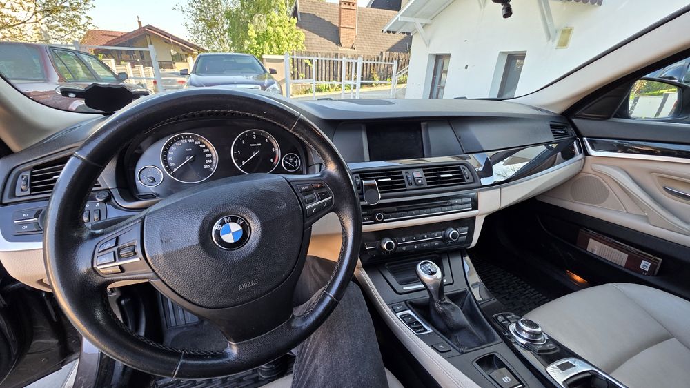 BMW  520D  F11 .