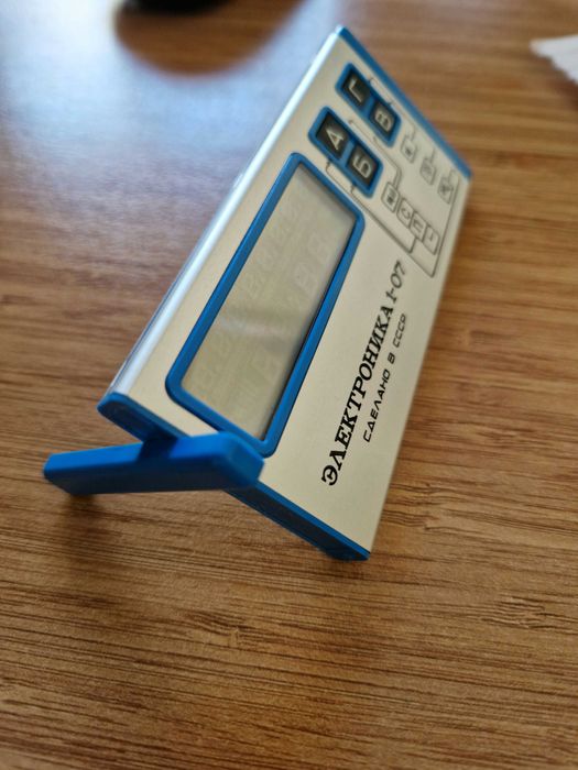 Електронен ретро будилник