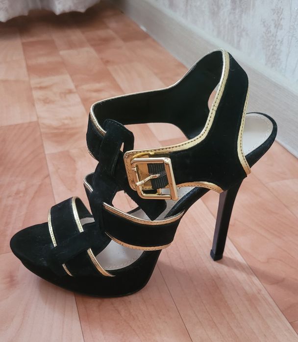 Продам красивые босоножки