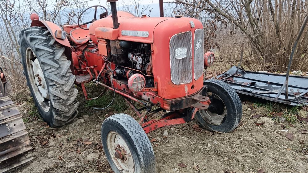 Tractor nuffield 60 cai în 4 cilindri cu priza de putere și tiranți