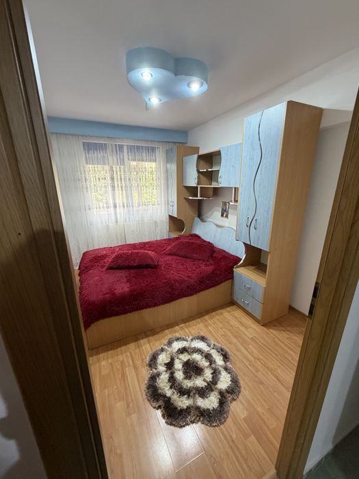 Inchiriez apartament 3 camere
