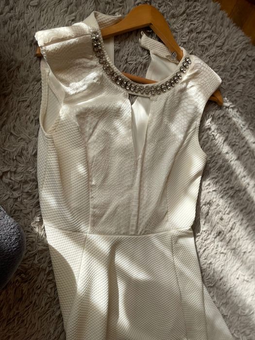 Елегантна рокля бяла