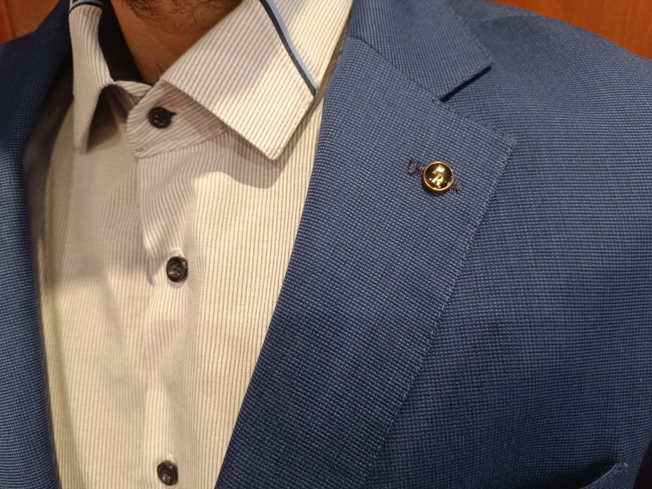 Официален костюм