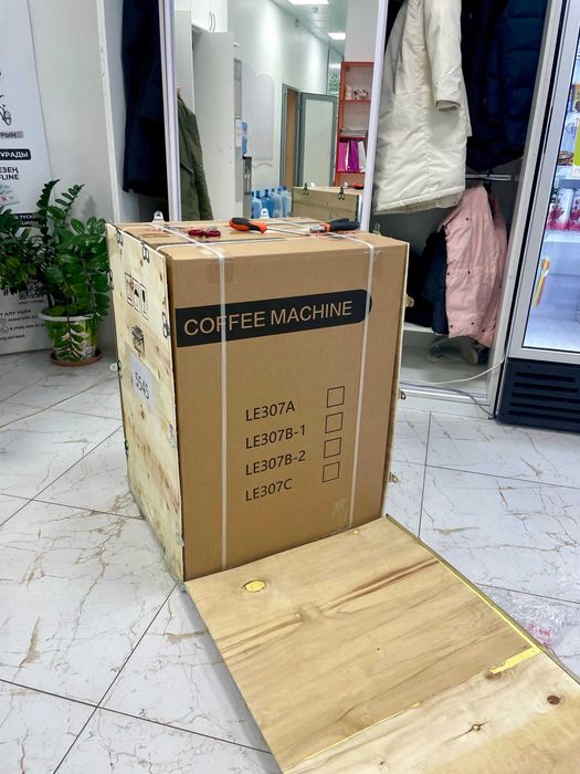 Современный кофейный аппарат самообслуживания