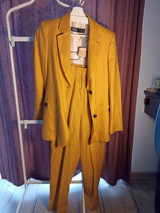 Costum din 100% in Zara , stare excelentă