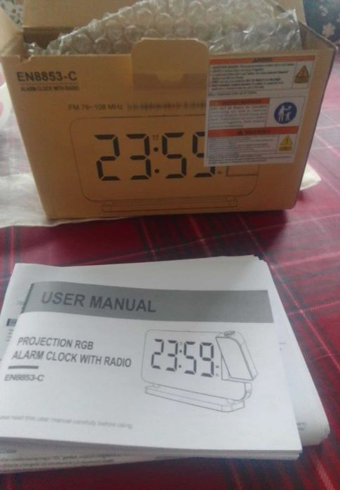 Часовник с радио, будилник и проектор на часа за стената