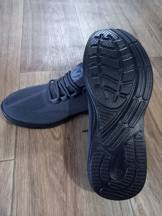 Продам кроссовки новые